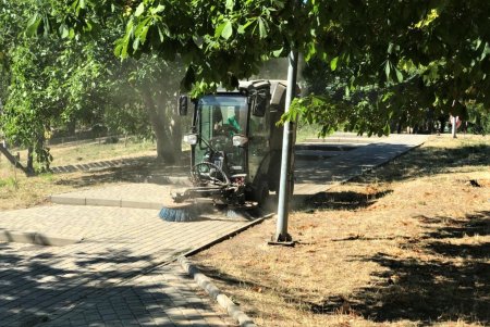 Озеленители провели субботник в Денропарке Победы (фото)