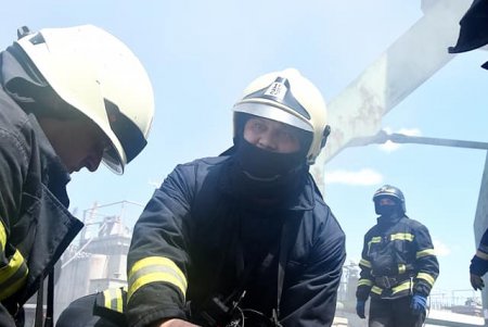 ГСЧС и координационный пресс-центр сил Обороны опубликовали видео ликвидации последствий пожара от ракетного удара по одесскому порту (видео, фото)