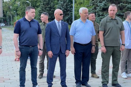 В День Государственности Украины мэр Одессы торжественно возложил цветы к памятнику Тарасу Шевченко (фото)
