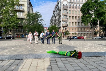 В День Государственности Украины мэр Одессы торжественно возложил цветы к памятнику Тарасу Шевченко (фото)