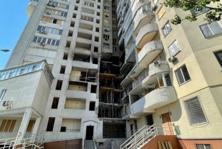 В Одессе восстанавливают жилкомплекс, поврежденный в результате ракетного обстрела (фото, видео)