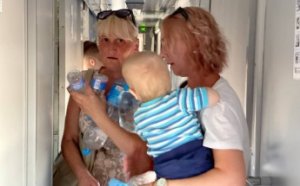 16 малышей из Городского специализированного дома ребенка №1 эвакуированы в  литовский город-партнер Каунас (видео)