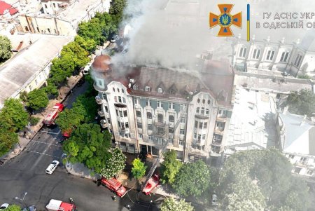 Пламя охватило крышу жилого дома на Екатерининской (фото, видео, обновлено)