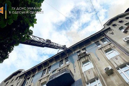Пламя охватило крышу жилого дома на Екатерининской (фото, видео, обновлено)