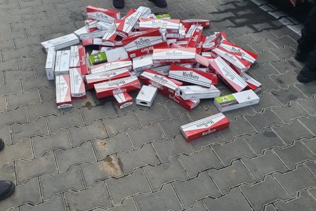 На пограничной паромной переправе «Орловка» в иномарке обнаружено больше трех тысяч пачек контрафактных сигарет (фото)  