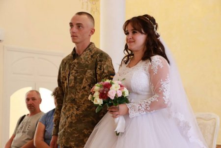 Военнослужащий приехал на один день в Одессу, чтобы заключить брак со своей невестой (фото)