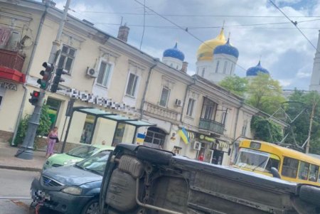 В Приморском районе столкнулись три иномарки: одна из машин перевернулась (фото) 