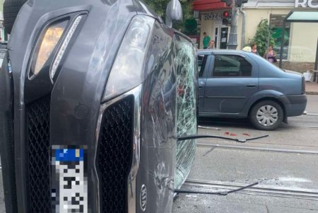 В Приморском районе столкнулись три иномарки: одна из машин перевернулась (фото) 