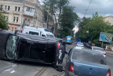 В Приморском районе столкнулись три иномарки: одна из машин перевернулась (фото) 