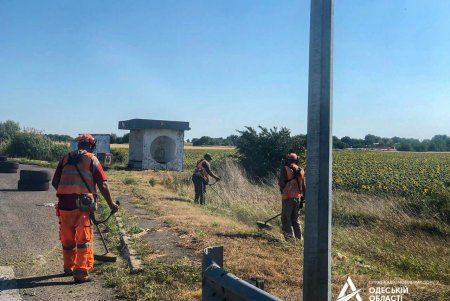 Дороги государственного значения в регионе ремонтируют и очищают от мусора (фото)