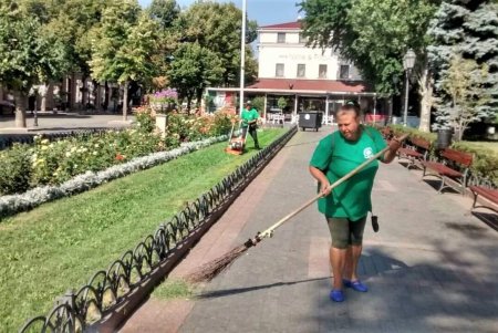 Более ста озеленителей ежедневно поливают городские растения, приводят в порядок парковую мебель и детские площадки в зеленых зонах