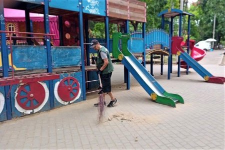 Более ста озеленителей ежедневно поливают городские растения, приводят в порядок парковую мебель и детские площадки в зеленых зонах
