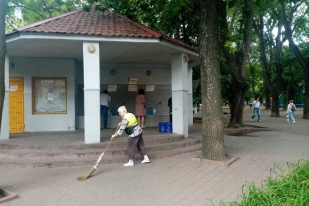 В Приморском районе коммунальщики помыли и очистили памятники, убрали бюветные комплексы (фото)