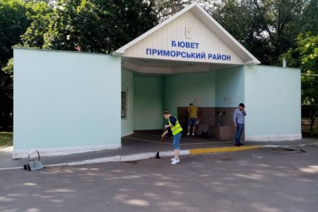 В Приморском районе коммунальщики помыли и очистили памятники, убрали бюветные комплексы (фото)