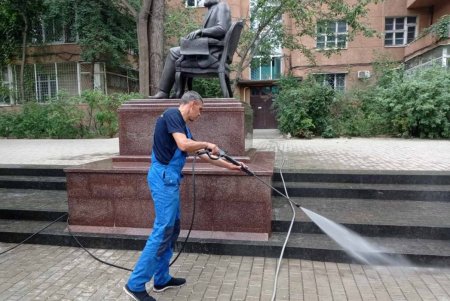 В Приморском районе коммунальщики помыли и очистили памятники, убрали бюветные комплексы (фото)
