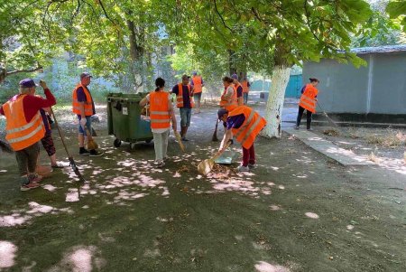 В нескольких районах города коммунальщики провели традиционные субботники (фото)
