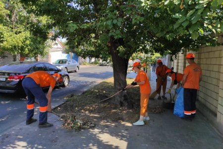 В нескольких районах города коммунальщики провели традиционные субботники (фото)