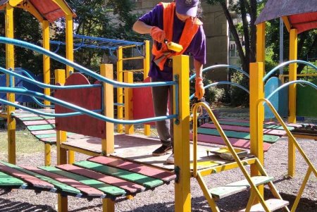 В нескольких районах города коммунальщики провели традиционные субботники (фото)