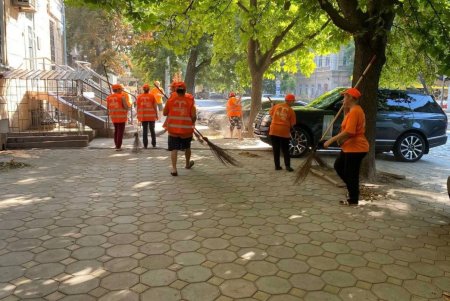 В нескольких районах города коммунальщики провели традиционные субботники (фото)