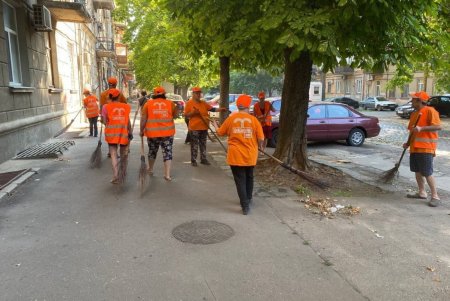 В нескольких районах города коммунальщики провели традиционные субботники (фото)
