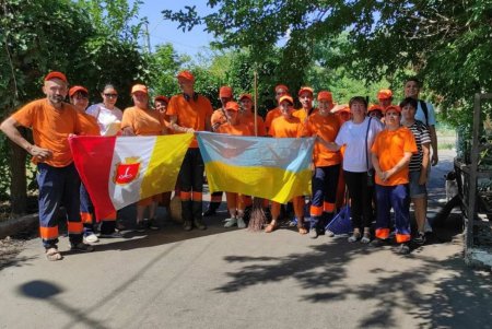 В нескольких районах города коммунальщики провели традиционные субботники (фото)