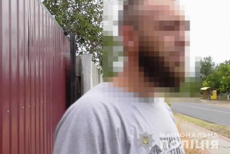 Житель Шабской громады обустроил в своем дворе «тепличное хозяйство, где выращивал коноплю (фото, видео) 