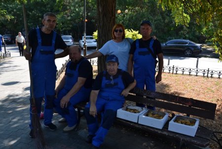Коммунальщики провели субботник в сквере «Юность»: убирали мусор, подрезали деревья (фото)
