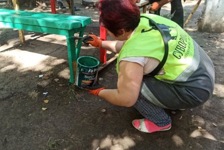 Коммунальщики провели субботник в сквере «Юность»: убирали мусор, подрезали деревья (фото)