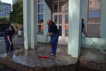 Коммунальщики провели субботник в сквере «Юность»: убирали мусор, подрезали деревья (фото)