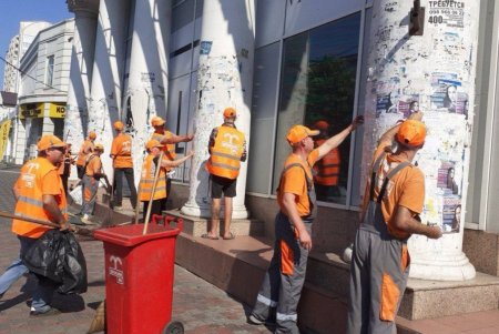 Коммунальщики провели субботник в сквере «Юность»: убирали мусор, подрезали деревья (фото)