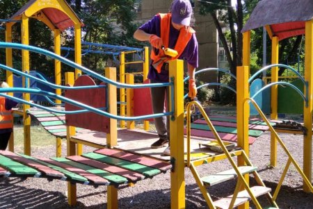 Коммунальщики провели субботник в сквере «Юность»: убирали мусор, подрезали деревья (фото)