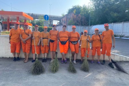 Коммунальщики провели субботник в сквере «Юность»: убирали мусор, подрезали деревья (фото)