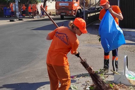 Коммунальщики провели субботник в сквере «Юность»: убирали мусор, подрезали деревья (фото)