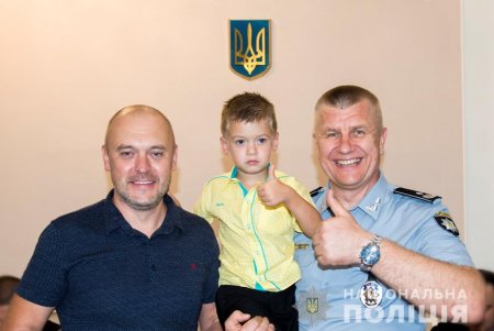 Полиция наградила горожанина, который рискуя жизнью, помог задержать грабителя (фото)