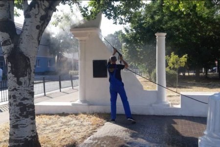 Cпециалисты отремонтировали кровлю на Базарной и в Ватманском переулке, провели санитарный день в Киевском районе (фото)