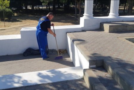 Cпециалисты отремонтировали кровлю на Базарной и в Ватманском переулке, провели санитарный день в Киевском районе (фото)