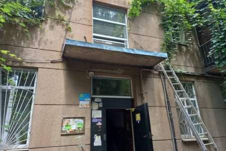 Cпециалисты отремонтировали кровлю на Базарной и в Ватманском переулке, провели санитарный день в Киевском районе (фото)