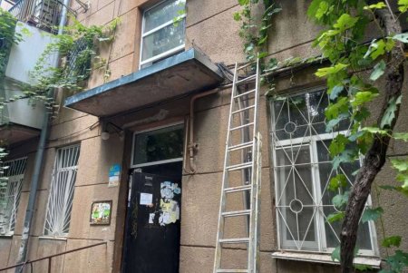 Cпециалисты отремонтировали кровлю на Базарной и в Ватманском переулке, провели санитарный день в Киевском районе (фото)