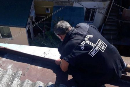 Cпециалисты отремонтировали кровлю на Базарной и в Ватманском переулке, провели санитарный день в Киевском районе (фото)