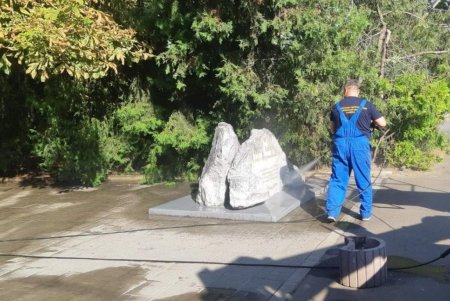 Cпециалисты отремонтировали кровлю на Базарной и в Ватманском переулке, провели санитарный день в Киевском районе (фото)