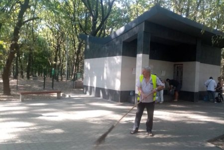 Cпециалисты отремонтировали кровлю на Базарной и в Ватманском переулке, провели санитарный день в Киевском районе (фото)