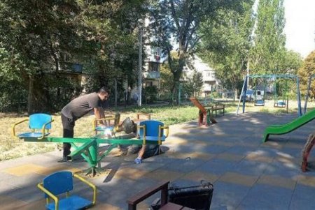 Cпециалисты отремонтировали кровлю на Базарной и в Ватманском переулке, провели санитарный день в Киевском районе (фото)