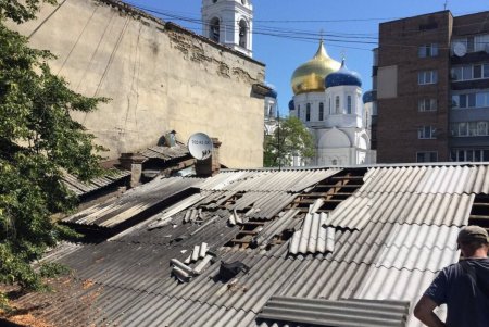 Cпециалисты отремонтировали кровлю на Базарной и в Ватманском переулке, провели санитарный день в Киевском районе (фото)