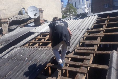 Cпециалисты отремонтировали кровлю на Базарной и в Ватманском переулке, провели санитарный день в Киевском районе (фото)