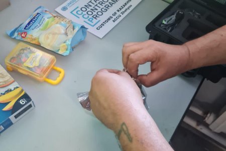 Кокаин и экстази спрятал в детских вещах отправитель из Одессы в посылке в Казахстан (фото)