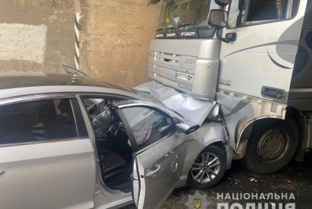 В Раздельнянском районе столкнулись легковушка и грузовик: пострадали три пассажира (фото)