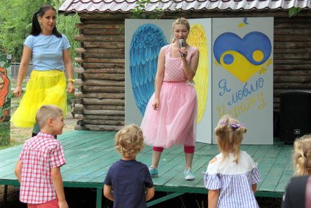 Игровая программа с аниматорами и увлекательное мыльное шоу: в Одесском зоопарке отметили День молодежи (фоторепортаж)