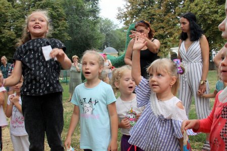 Игровая программа с аниматорами и увлекательное мыльное шоу: в Одесском зоопарке отметили День молодежи (фоторепортаж)