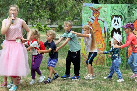 Игровая программа с аниматорами и увлекательное мыльное шоу: в Одесском зоопарке отметили День молодежи (фоторепортаж)