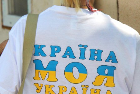 В Летнем театре Одессы прошли мастер-классы по росписи военных касок (фоторепортаж)